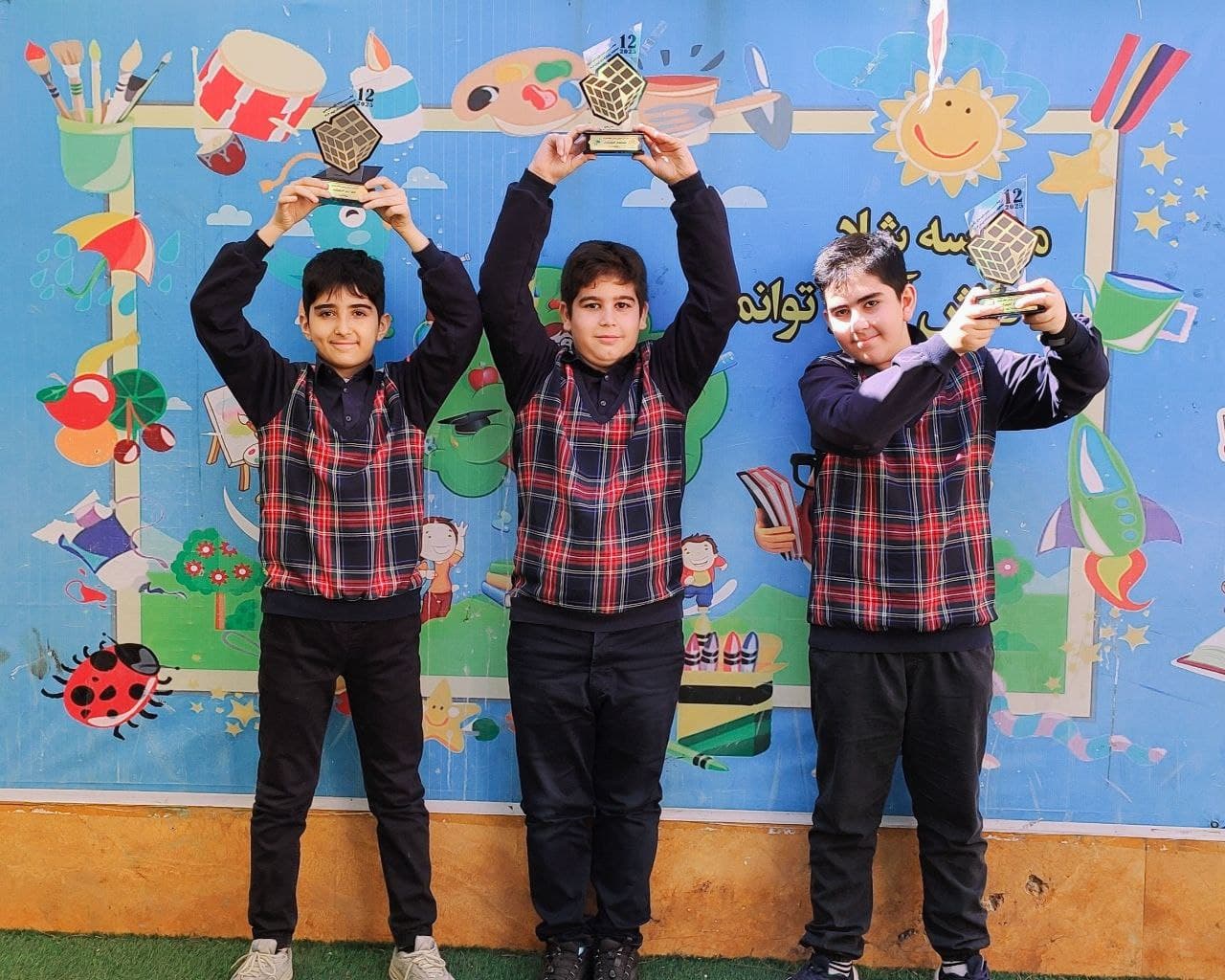 افتخارآفرینان و مدال آوران دانش آموزان دبستان اسطوره در مسابقات بازی های فکری در آیتم مکعب روبیک